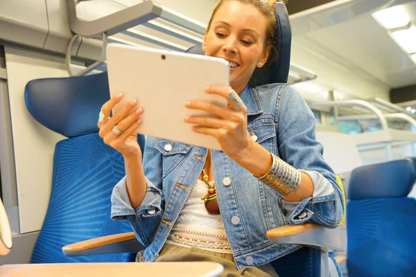 Frau im Zug mit Tablet verbunden — Stockfoto