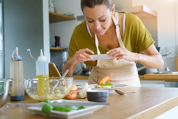 Blogger taking picture of dish — Stock Photo, Image