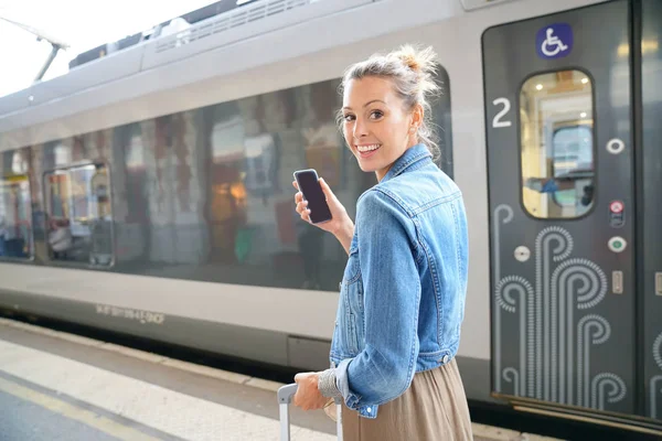 Young trendy woman using smartphone — Stock Photo, Image
