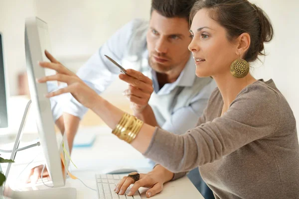 Socios comerciales trabajando juntos —  Fotos de Stock