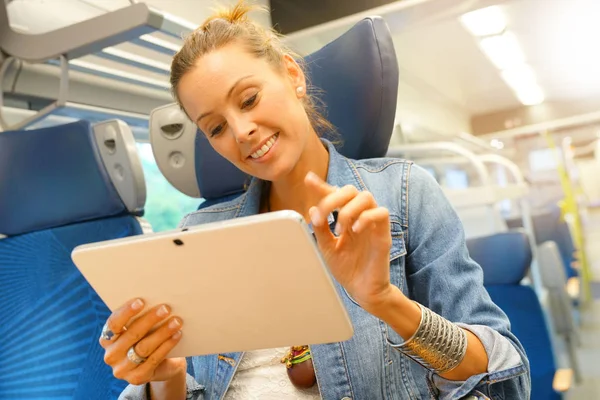 在火车连接在平板电脑上的女人 — 图库照片