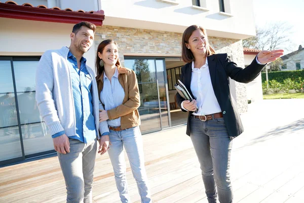 Casal com agente visitando casa — Fotografia de Stock