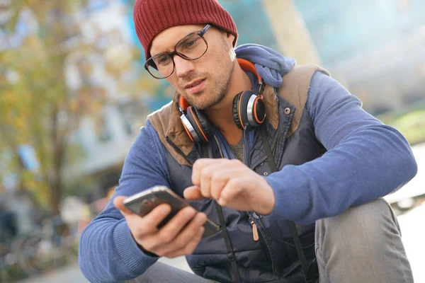 R vent in de stad met smartphone — Stockfoto