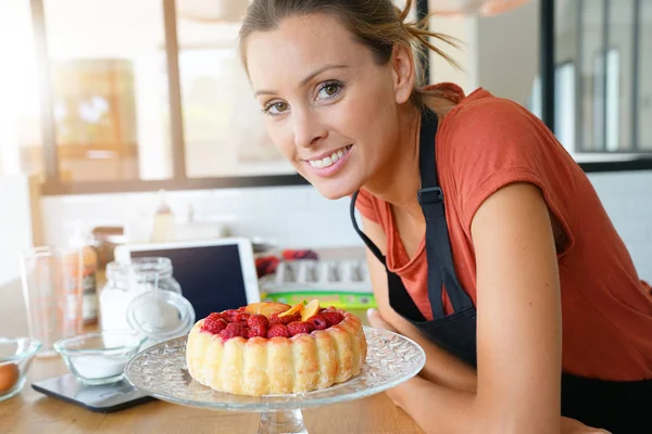 Kvinna bakelse cook — Stockfoto