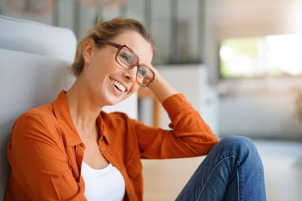 Mädchen mit trendiger Brille sitzt — Stockfoto