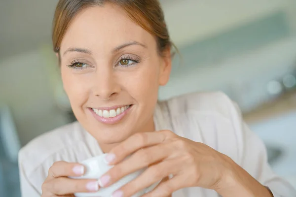 Donna a casa a bere caffè — Foto Stock