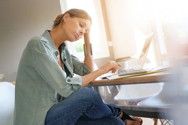 Mädchen arbeitet von zu Hause aus am Laptop — Stockfoto