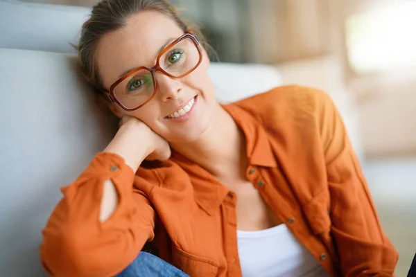 Ragazza con occhiali alla moda seduto — Foto Stock