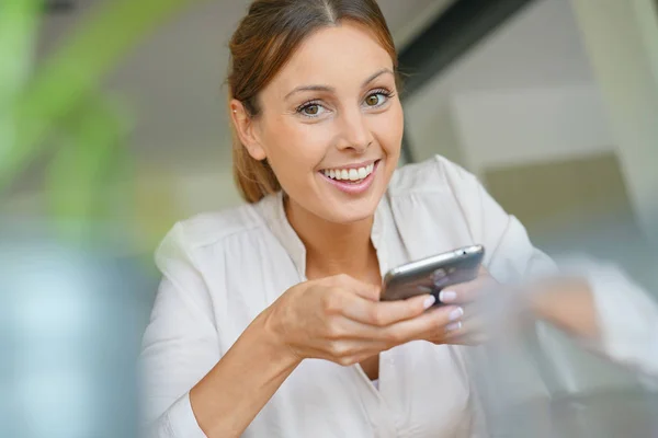 Woman at home using smartphone — Stock Photo, Image