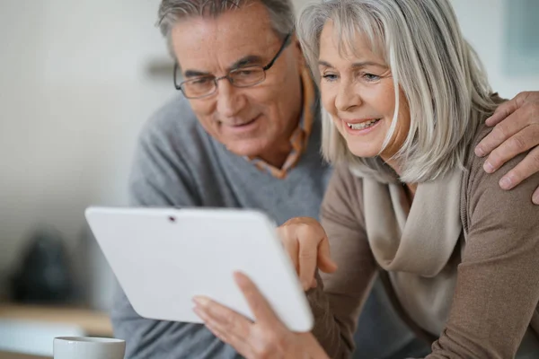 Couple at home using digital tablet — Stock Photo, Image