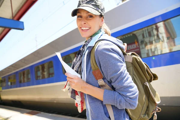 Flicka väntar på att få i tåget — Stockfoto