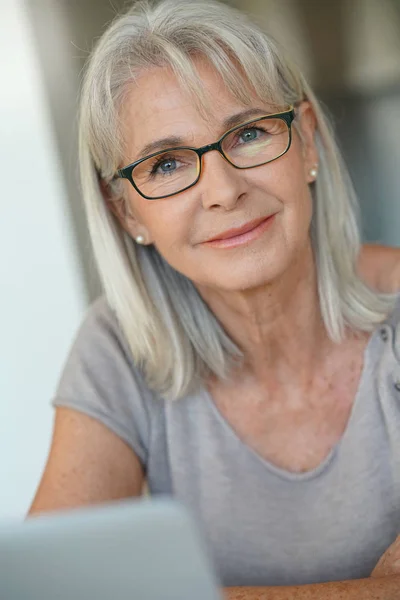 Frau mit Brille mit Laptop — Stockfoto