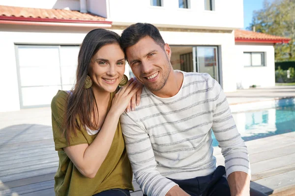 Alegre jovem casal sentado — Fotografia de Stock