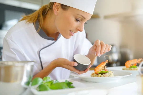 Chef-kok voorbereiden schotel — Stockfoto