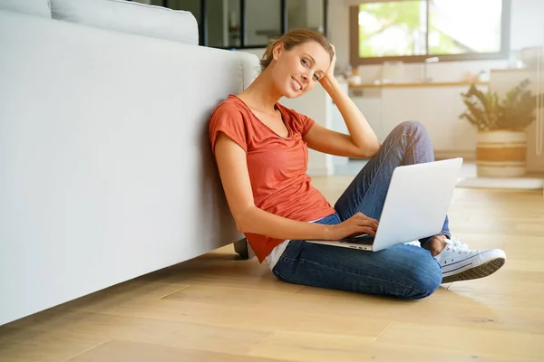 Mujer onnected con ordenador portátil — Foto de Stock