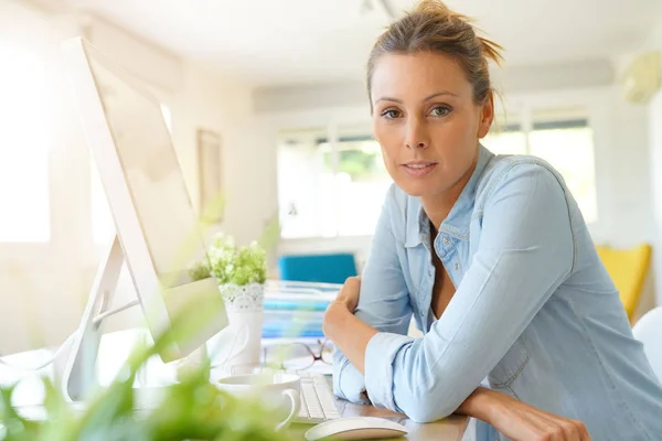 Femme travaillant sur ordinateur de bureau — Photo