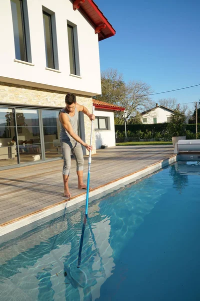 Pulizia uomo piscina — Foto Stock