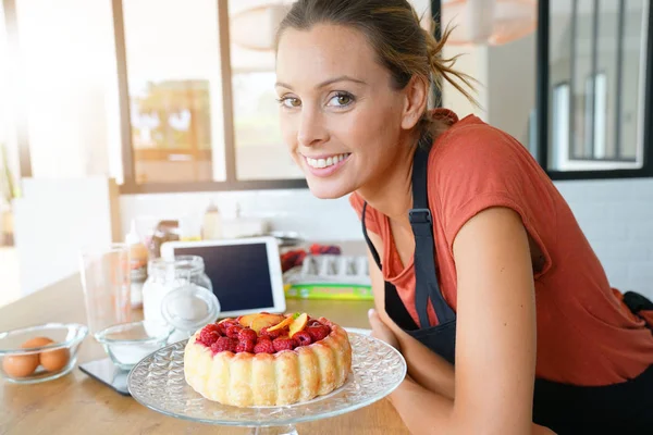 Woman pastry cook — Stock Photo, Image