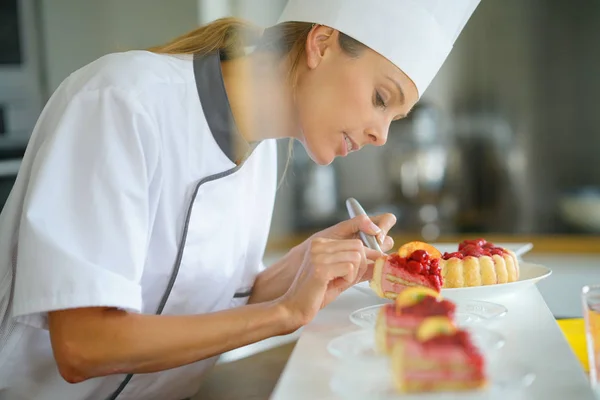 Fatias de corte chef pastelaria — Fotografia de Stock