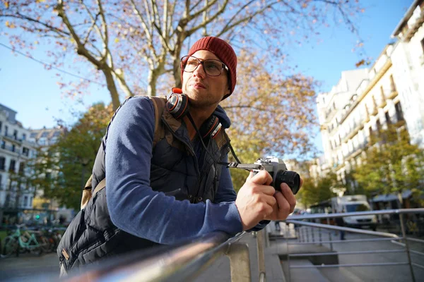 Guy taking pictures in town — Stock Photo, Image