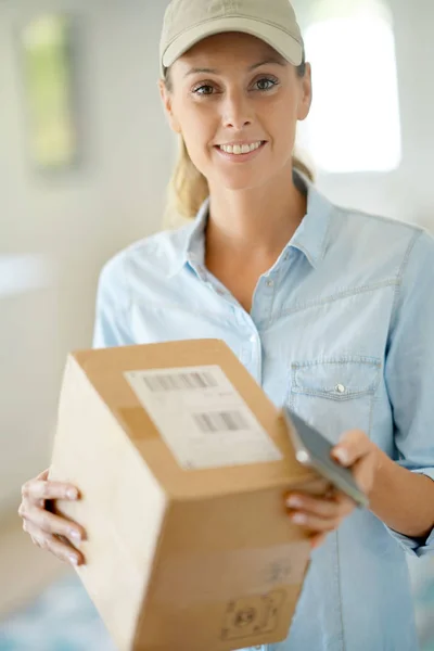 Consegna donna in possesso di pacchetto — Foto Stock