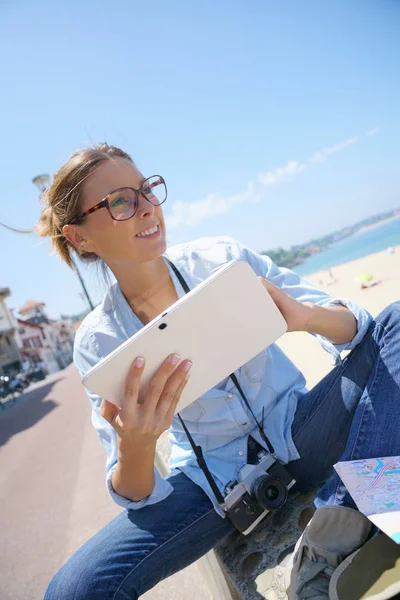 Жінка використовує цифровий планшет Стокова Картинка
