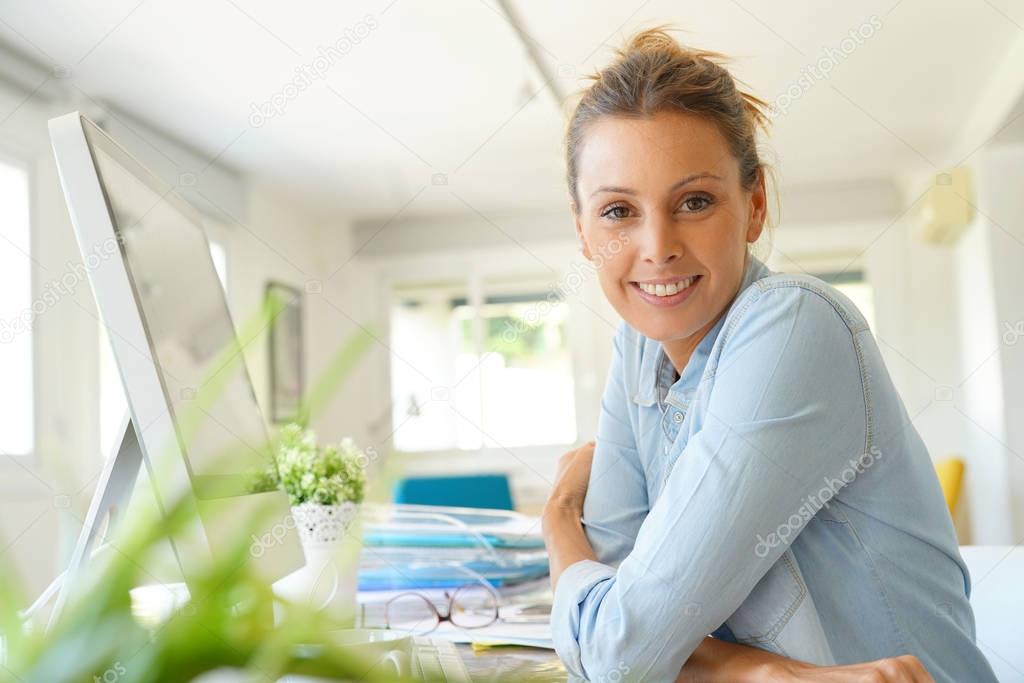 woman  working on desktop computer