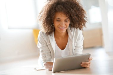  Tablet ile bağlı karışık ırk kız r