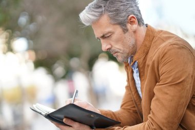 işadamı dijital tablet ile çalışma