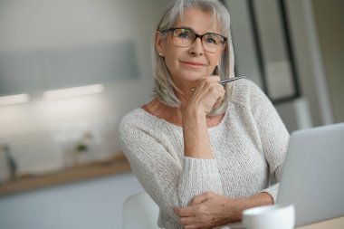 Ev websurfing adlı kadın kıdemli 
