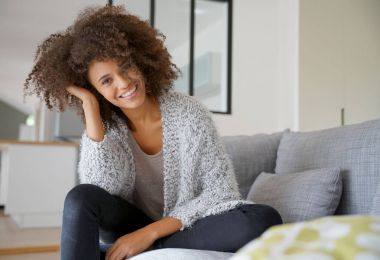 Kanepede dinlenen kadın.