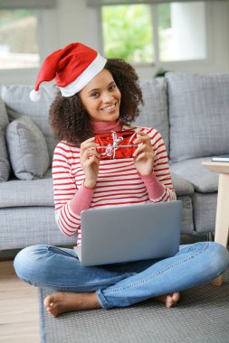 Karışık ırk kadın eceiving e-sipariş                