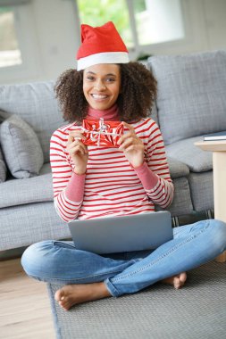 Karışık ırk kadın eceiving e-sipariş                