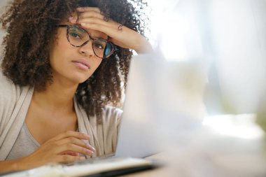 Bir baş ağrısı olan karışık ırk kadın