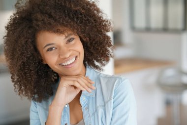  gülümseyen karışık ırk kız evde                     