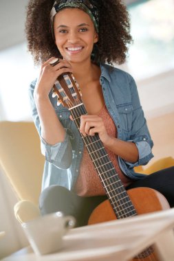 Gitar çalan kız