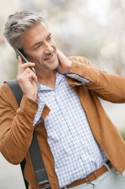 Yakışıklı adam telefonda konuşurken