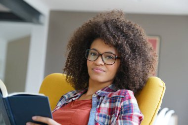 kitap okuma gözlük ile kız 