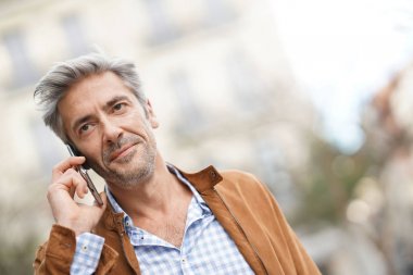  Telefonda Konuşan Adam