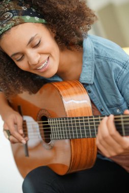 Gitar çalan kız