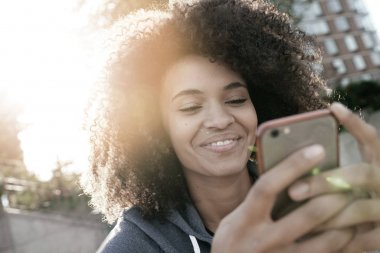  Akıllı telefon kullanan kız