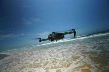 Okyanus üzerinde uçan uçak