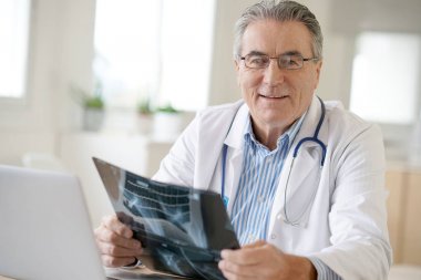 Doktor röntgeni inceliyor.
