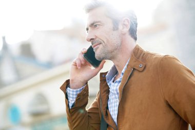  İş adamı telefonda konuşuyor. 