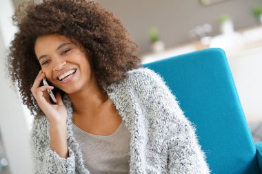 Umman evde smartphone kullanarak