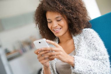 Umman evde smartphone kullanarak
