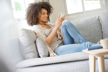 Akıllı telefon kullanan kadın