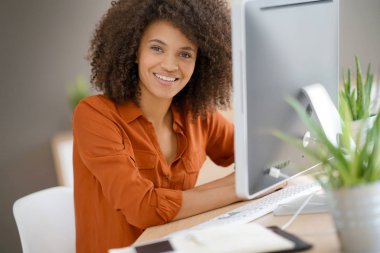 zakenvrouw werken op desktop computer