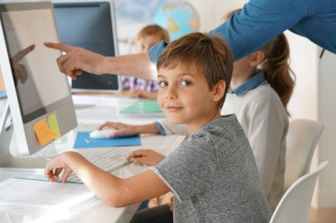 Bilgisayar laboratuarında okul çocuk portresi
