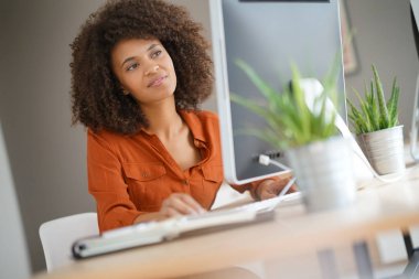 zakenvrouw werken op desktop computer